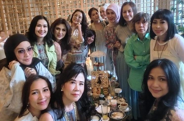 Potret Mayangsari Bareng Geng Arisan Kepompong (Instagram/@mayangsari_official)