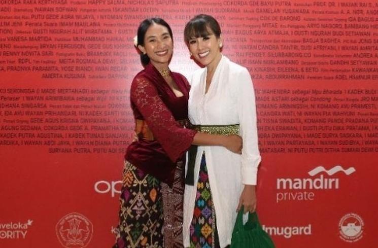 Potret Happy Salma Hadiri Undangan Pakai Baju Bali (Instagram/@happysalma)