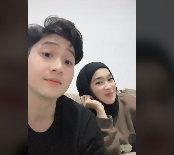 Ririe Fairus bersama lelaki diduga kekasih barunya [TikTok/@erifitriyah]