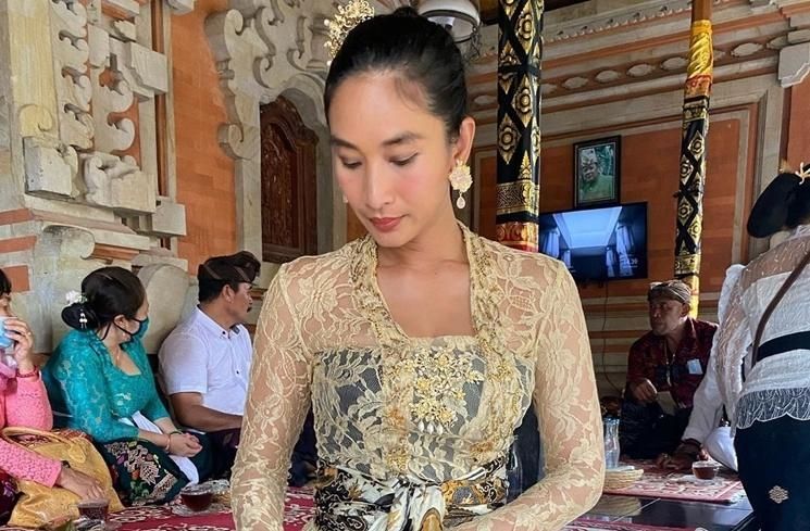 Potret Happy Salma Hadiri Undangan Pakai Baju Bali (Instagram/@happysalma)