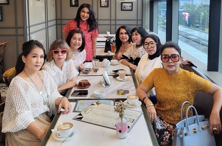 Potret Mayangsari Bareng Geng Arisan Kepompong (Instagram/@mayangsari_official)