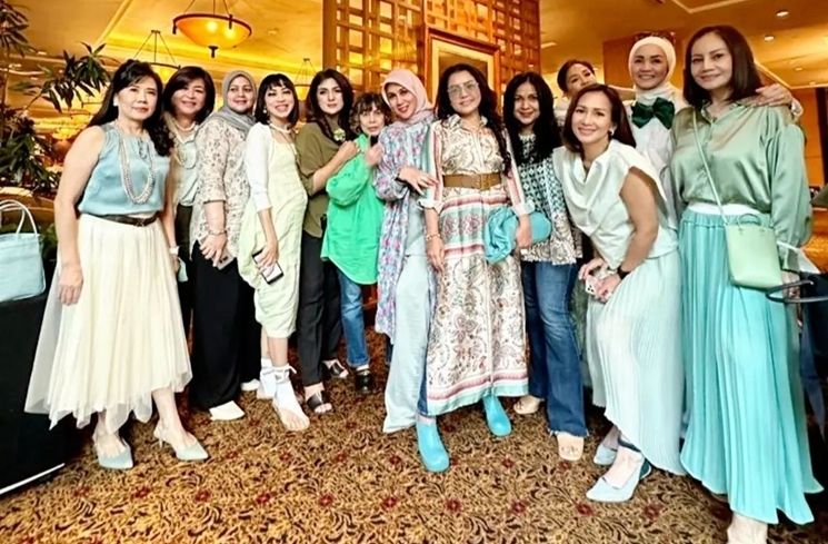 Potret Mayangsari Bareng Geng Arisan Kepompong (Instagram/@mayangsari_official)