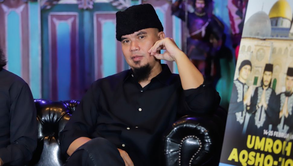 Musisi Ahmad Dhani saat konferensi pers acara 'Umroh Plus Aqsho-Jordan Bersama Dewa 19' di Kebayoran Lama, Jakarta Selatan, Selasa (11/10/2022). [Suara.com/Alfian Winanto]