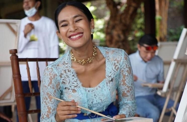 Potret Happy Salma Hadiri Undangan Pakai Baju Bali (Instagram/@happysalma)