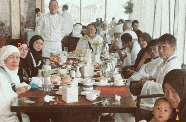 Potret Kakak Lesti Kejora Ajak Tunangan Umrah (Instagram/@al_fatihlovers)