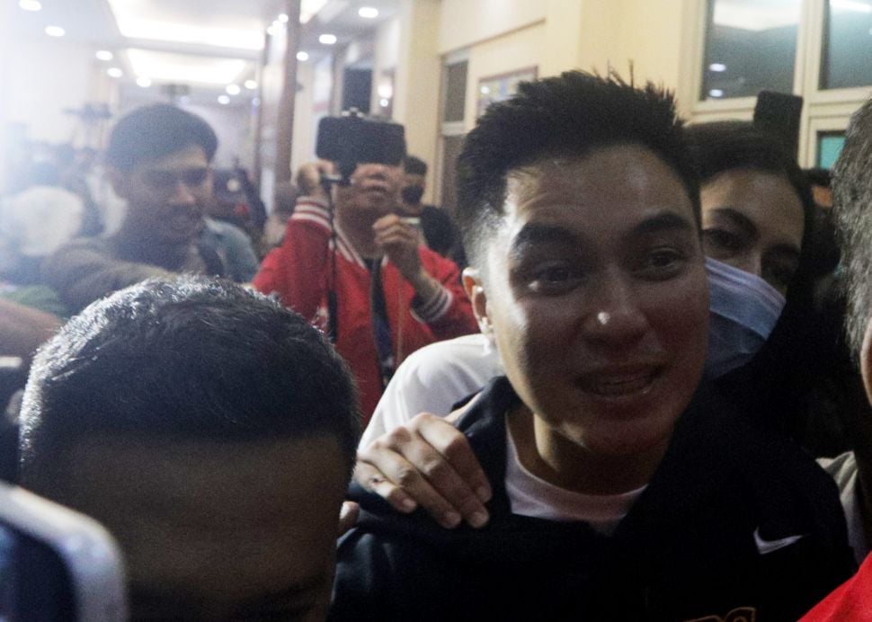 Baim Wong dan istrinya, Paula Verhoeven memenuhi panggilan Polres Jakarta Selatan terkait kasus prank KDRT hari ini, Kamis (13/10/2022). [Suara.com/Oke Atmaja]