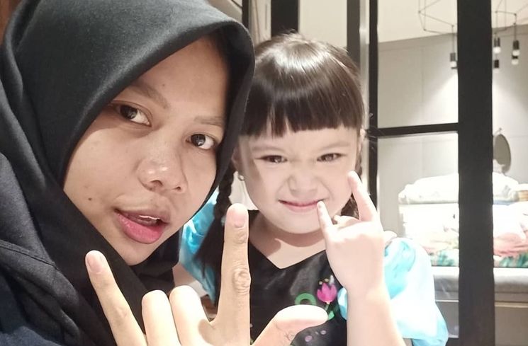 Potret Anak Artis Bareng Pengasuh (instagram/@siti_syalalah)