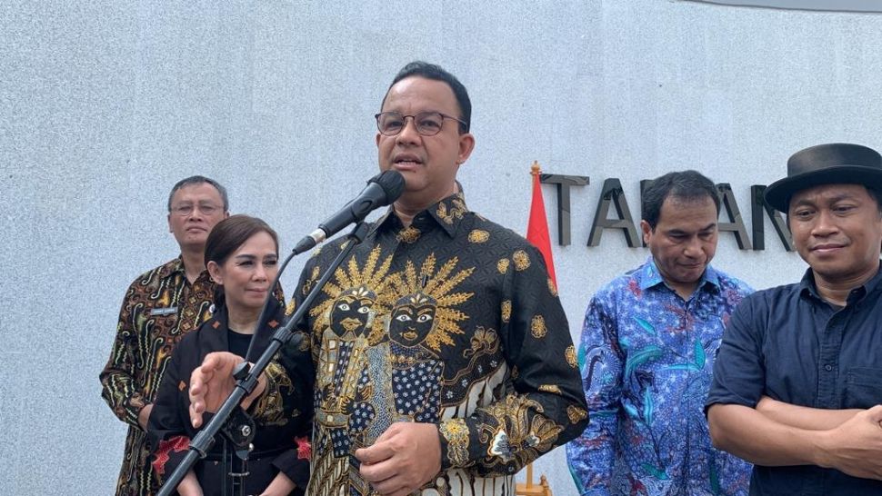 Gubernur DKI Jakarta, Anies Baswedan, meresmikan Taman Makam Tokoh Bangsa (TMTB), di TPU Karet Bivak, Tanah Abang, Jakarta Pusat, pada Kamis (13/10/2022). Taman ini dibuat demi mengenang jasa para pahlawan. (Suara.com/Fakhri Fuadi)