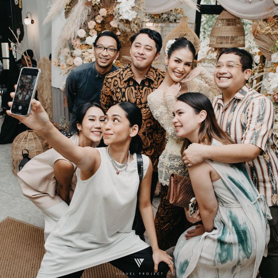 Potret pertunangan Aulia Sarah (Instagram/@adityarandra)