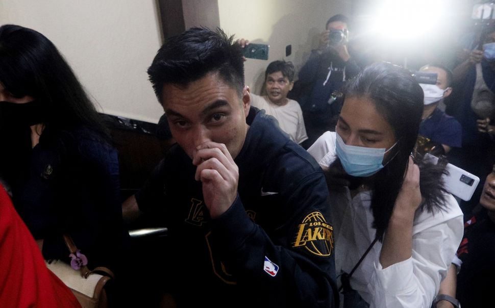 Baim Wong dan istrinya, Paula Verhoeven memenuhi panggilan Polres Jakarta Selatan terkait kasus prank KDRT hari ini, Kamis (13/10/2022). [Suara.com/Oke Atmaja]