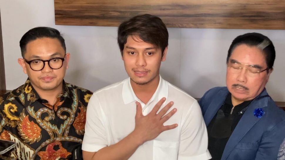 Didampingi pengacara, Rizky Billar akhirnya dibebaskan dari tahanan Polres Metro Jakarta Selatan, Jumat (14/10/2022) malam. Billar pun menyampaikan permintaan maaf kepada masyarakat atas tindakan KDRT yang ia lakukan terhadap sang istri, Lesti Kejora. [Adiyoga Priyambodo/Suara.com]