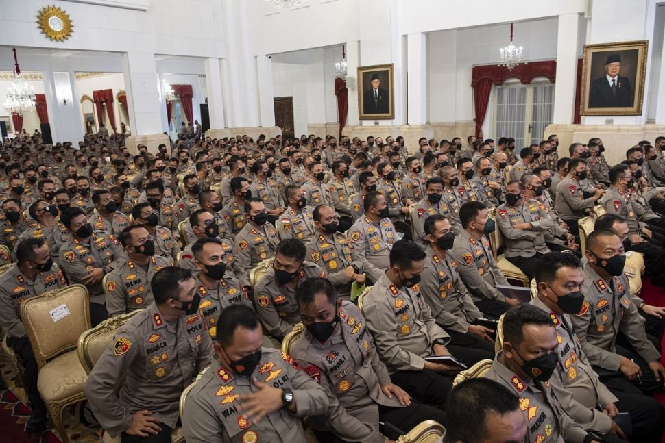 Para pejabat Kepolisian Negara Republik Indonesia (Polri) menunggu kedatangan Presiden Joko Widodo di Istana Negara, Jakarta, Jumat (14/10/2022). P[ANTARA FOTO/Sigid Kurniawan/rwa].