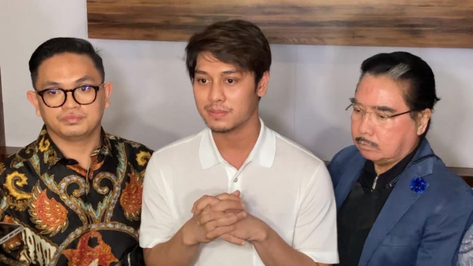 Didampingi pengacara, Rizky Billar akhirnya dibebaskan dari tahanan Polres Metro Jakarta Selatan, Jumat (14/10/2022) malam. Billar pun menyampaikan permintaan maaf kepada masyarakat atas tindakan KDRT yang ia lakukan terhadap sang istri, Lesti Kejora. [Adiyoga Priyambodo/Suara.com]