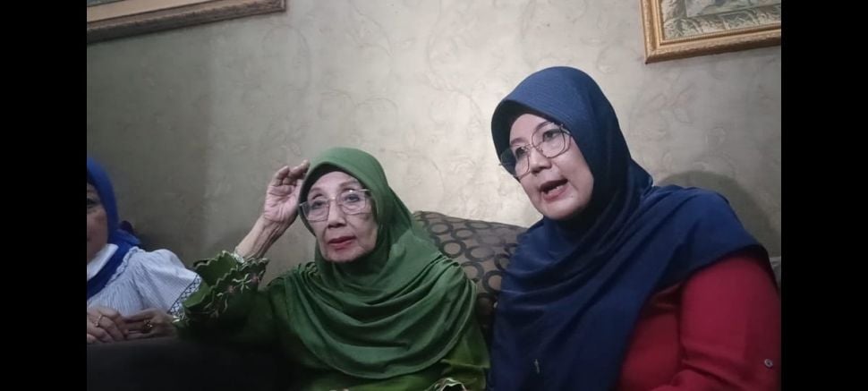 Nani Wijaya bersama putrinya, Nina Kartika ditemui di kediamannya di kawasan BSD, Tangerang Selatan pada Jumat (14/10/2022). [Rena Pangesti/Suara.com]