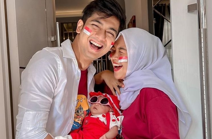 Potret Teuku Ryan Momong Anak (Instagram/@riaricis1795)