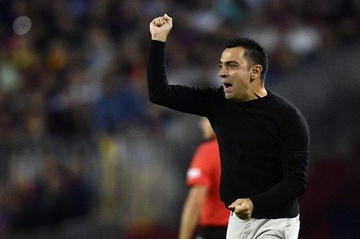 Pelatih Barcelona Xavi Hernandez terlihat kesal saat timnya menghadapi Inter Milan di Camp Nou dalam laga keempat Grup C Champions League, Kamis (13/10/2022). [AFP]