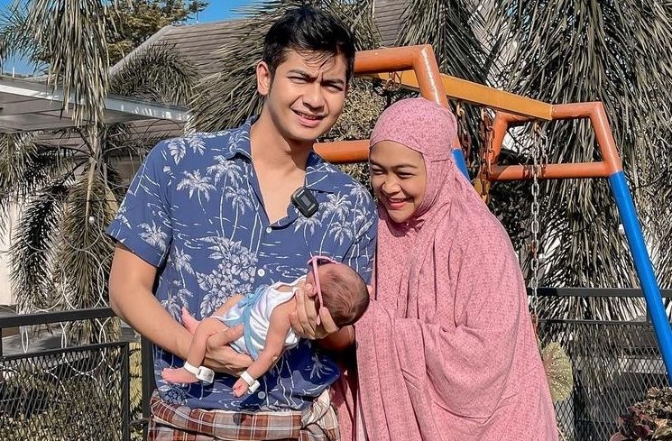 Potret Teuku Ryan Momong Anak (Instagram/@riaricis1795)