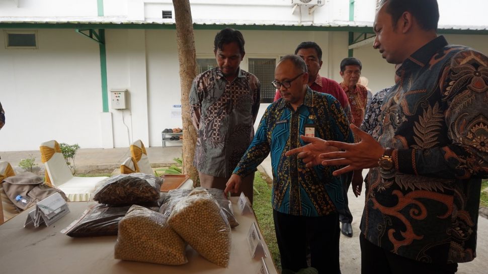 Bupati Jember, Hendy Siswanto , saat berkunjung ke Pabrik Edamame GMIT, anak perusahaan dari ANJ. (Dok: ANJ)