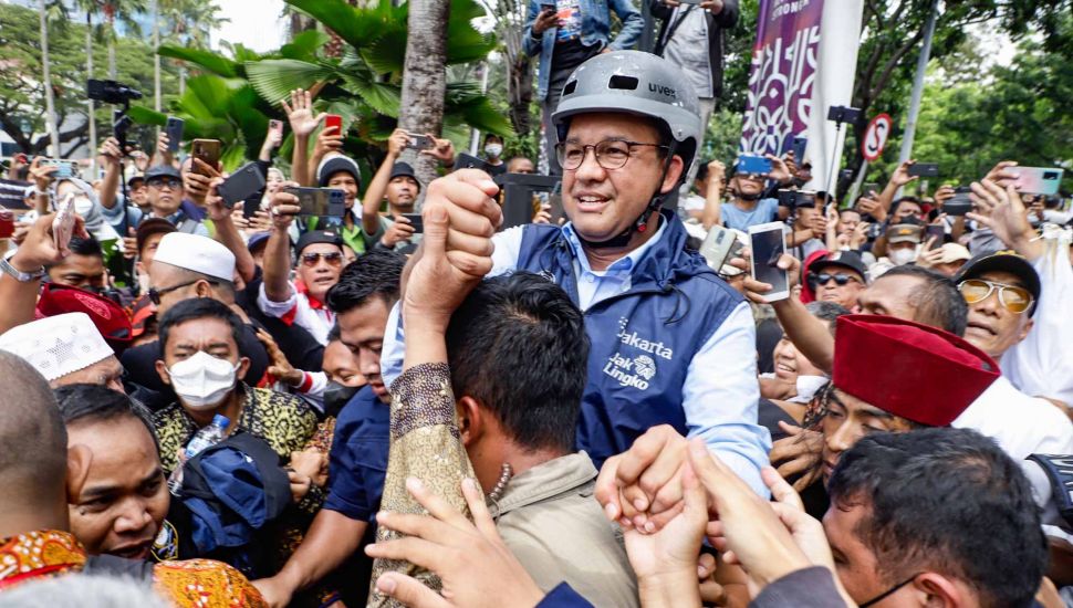 Gubernur DKI Jakarta Anies Baswedan menyapa warga saat acara perpisahan di Balai Kota, Jakarta pusat, Minggu (16/10/2022). [Suara.com/Alfian Winanto]