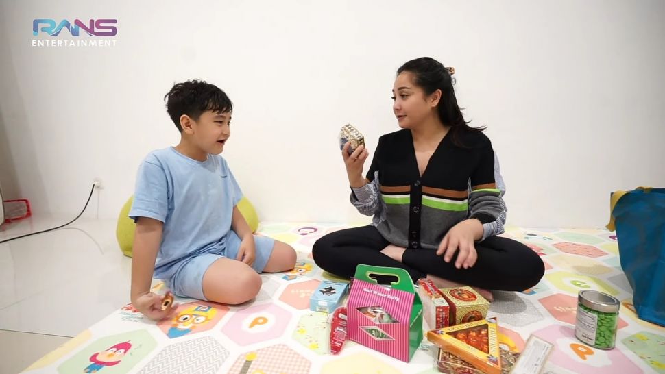 Nagita Slavina dan Rafathar Coba Cokelat dan Permen Ala Harry Potter, Ternyata Begini Rasanya. (Dok: YouTube/Rans Entertainment)