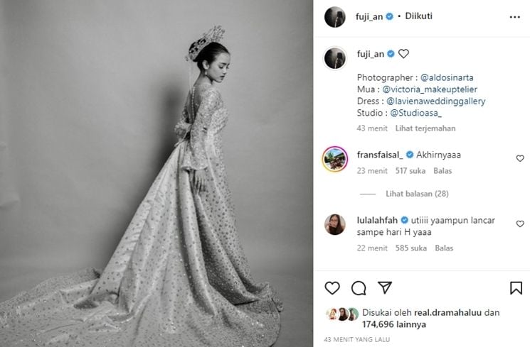 Fuji tampil cantik dengan baju pengantin (Instagram/@fuji_an)