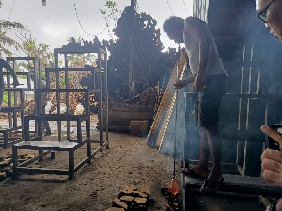 Proses pembuatan kaca tiup di ST Factory Glowing Glass Ubud, Gianyar Bali. (Dok: Restu Fadilah/Suara.com)