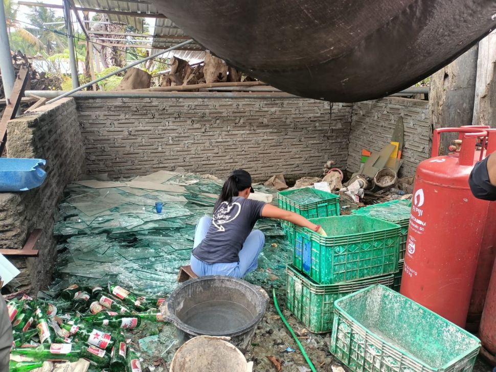 Proses pembersihan limbah kaca. (Dok: Restu Fadilah/Suara.com)