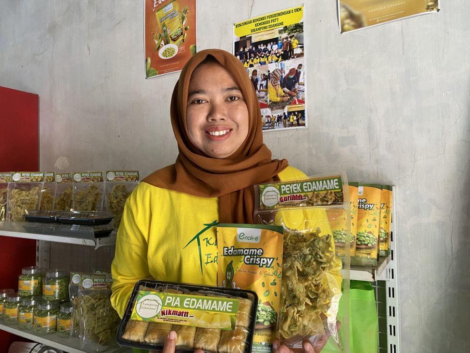 Ibu Nur Yanik memperlihatkan hasil olahan edamame. (Dok: ANJ)