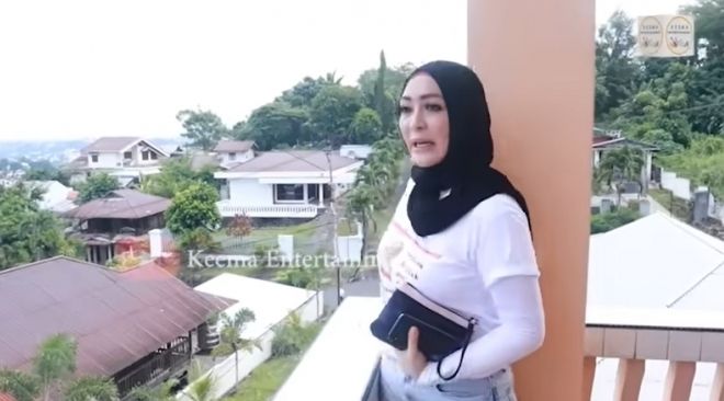 Potret Rumah Masa Kecil Angelina Sondakh. (YouTube/Keema Entertainment)