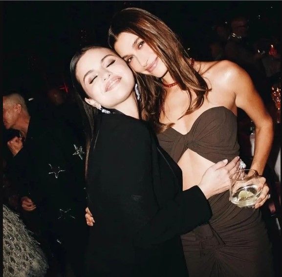 Heboh Hailey Bieber dan Selena Gomez Foto Bareng Untuk Pertama Kalinya. (Dok: Instagram/__jb_bts_lisa__)