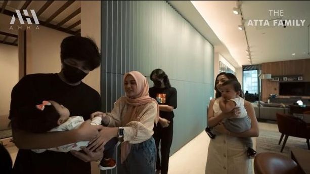 Momen Playdate Baby Ameena dan Baby Izz. (YouTube/AH)