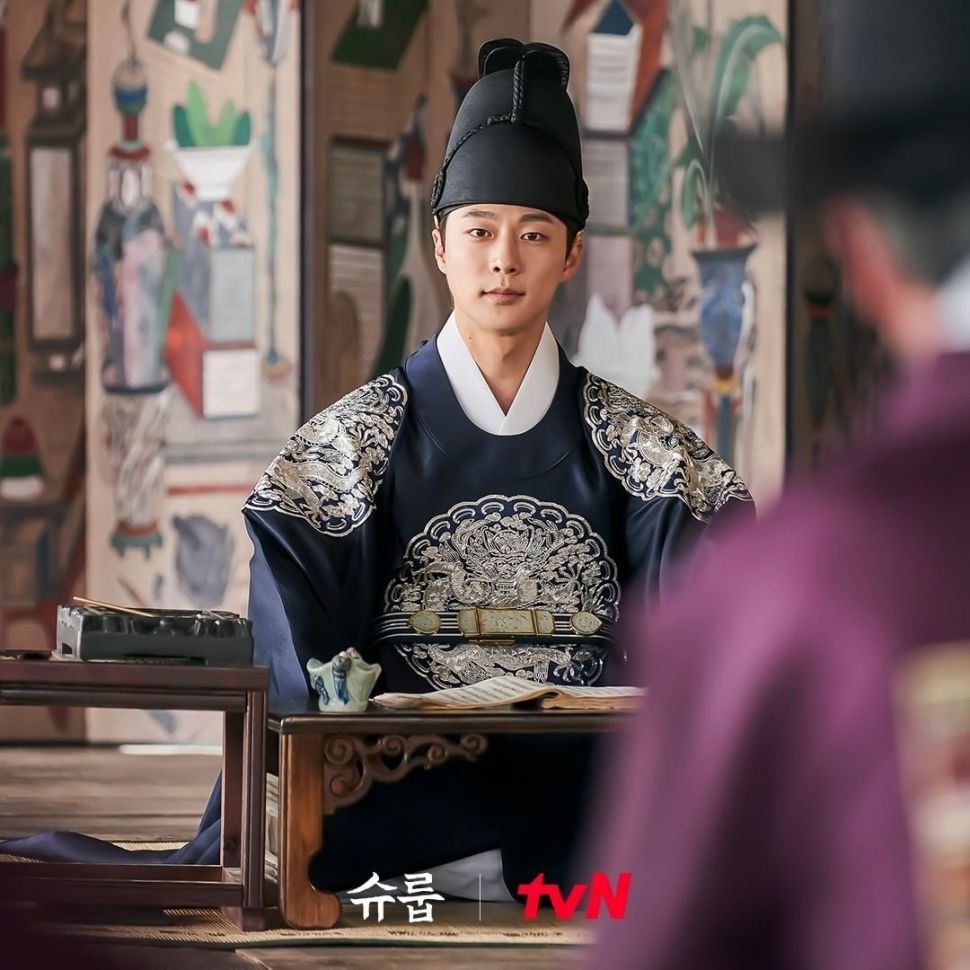 Adu Gaya Pemeran Pangeran di Under The Queen's Umbrella (Instagram/@tvn_drama)