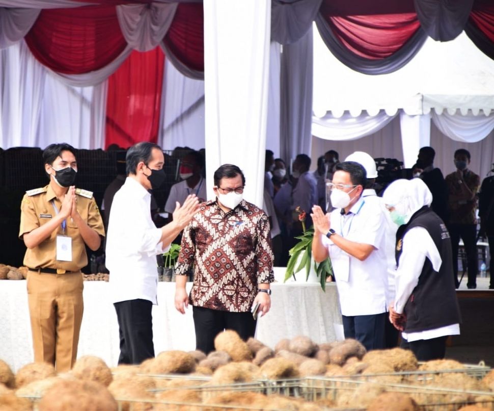 Presiden Joko Widodo bersama Gubernur Jatim, Khofifah Indar Parawansa dalam peringatan Hari Pangan Sedunia yang mengusung tema “Leave No One Behind; Better Production, Better Nutrition, a Better Environment, and a Better Life” di Kediri. (Dok: Pemprov Jatim)