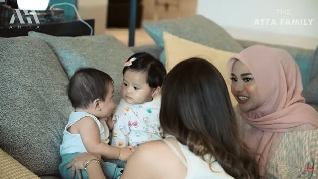 11 Momen Playdate Baby Ameena Dan Baby Izz Yang Bikin Gemes, Dua Bayi 