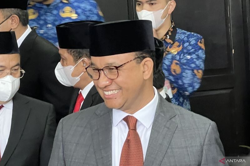 Mantan Gubernur DKI Jakarta Anies Baswedan memberikan keterangan kepada wartawan di depan Ruang Sasana Bhakti Praja, Kantor Kementerian Dalam Negeri, Jakarta, Senin (17/10/2022). [Dok.Antara]