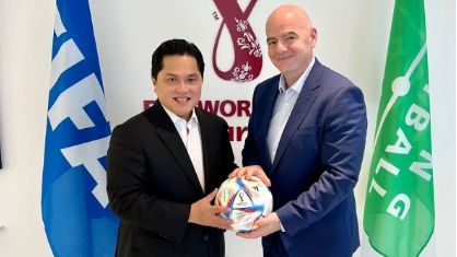 Erick Thohir berfoto bersama Presiden FIFA, Gianni Infantino. (Twitter/@AlionelMessi_)