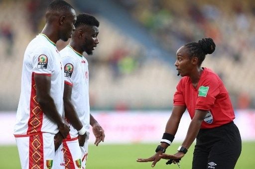 Wasit perempuan asal Rwanda Salima Mukansanga memimpin pertandingan Piala Afrika 2021. [AFP]