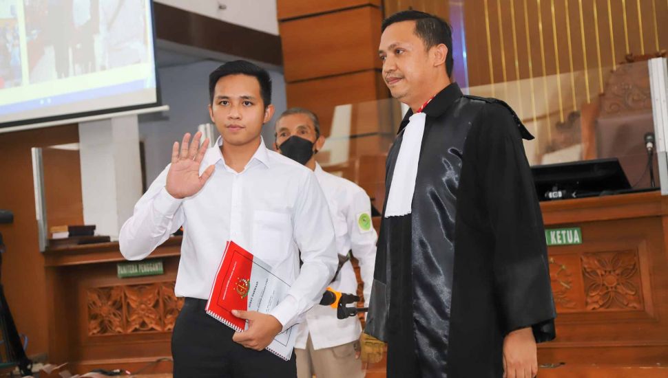 Terdakwa kasus pembunuhan berencana Richard Eliezer saat menghadiri sidang perdana di Pengadilan Negeri Jakarta Selatan, Selasa (18/10/2022). [Suara.com/Alfian Winanto]