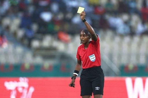 Wasit perempuan asal Rwanda Salima Mukansanga memimpin pertandingan Piala Afrika 2021. [AFP]