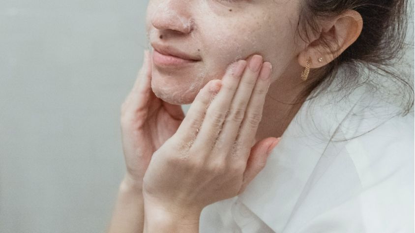 Ilustrasi membersihkan wajah dengan gentle cleanser (Pexels/Miriam Alonso)