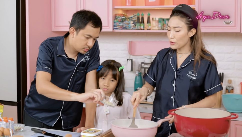 Diterpa Isu perselingkuhan, Ayu Dewi dan Regi Datau Malah Makin Kompak Bikin Konten Masak Bareng Anak (Dok: YouTube/Ayu Dewi)