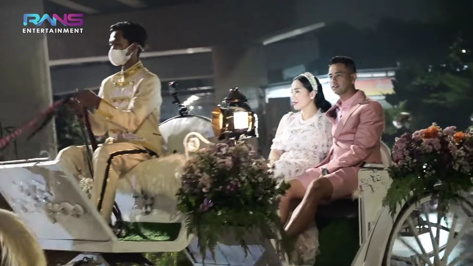 Raffi Ahmad dan Nagita Slavina Naik Delman Keliling Jakarta Saat Anniversary Pernikahan. (Dok: YouTube/Rans Entertainment)