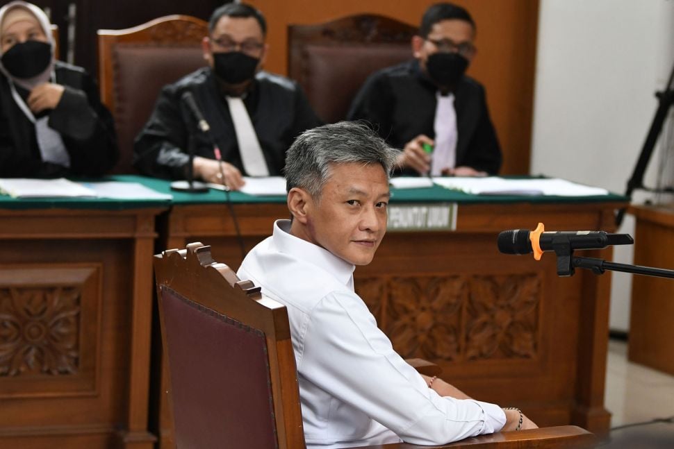 Terdakwa kasus 'obstruction of justice' Hendra Kurniawan (depan) bersiap menjalani sidang perdana di Pengadilan Negeri (PN) Jakarta Selatan, Jakarta, Rabu (19/10/2022). ANTARA FOTO/Aditya Pradana Putra