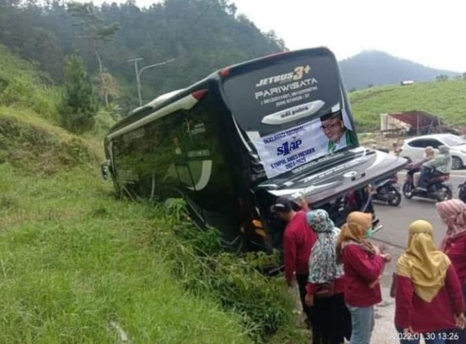 Tangkapan layar foto dengan klaim bus relawan Anies Baswedan mengalami kecelakaan (Facebook/ Den Ayu)