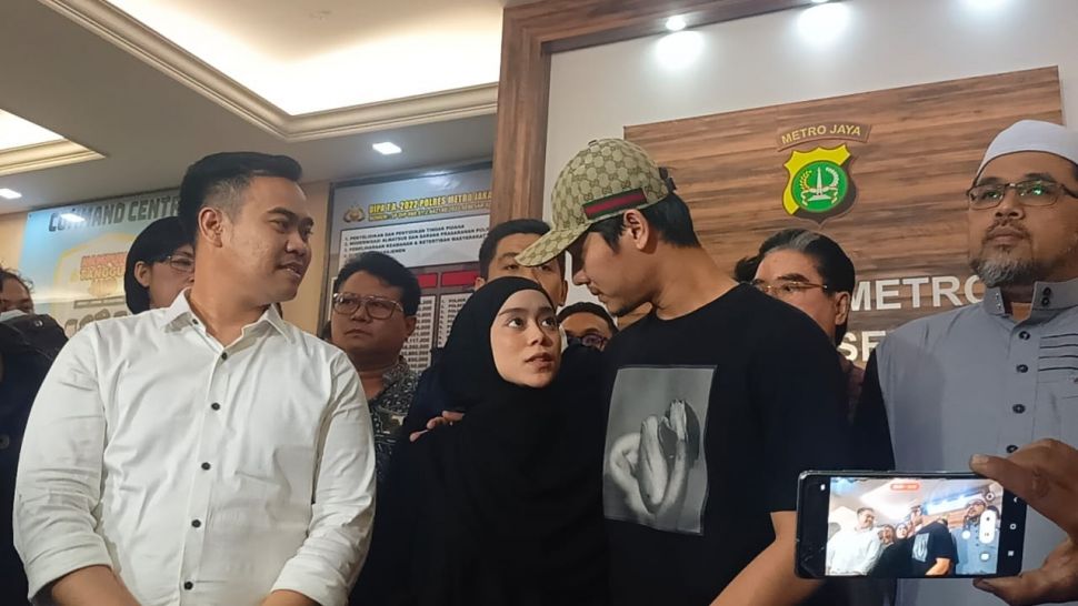 Lesti Kejora dan Rizky Billar menggelar perdamaian di Polres Metro Jakarta Selatan, Selasa (18/10/2022) malam. [Rena Pangesti/Suara.com]
