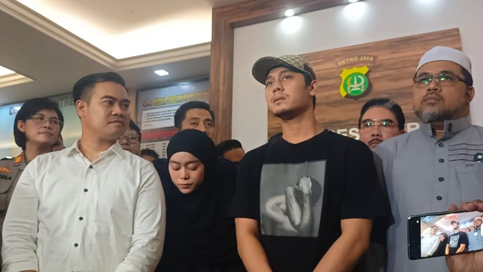 Lesti Kejora dan Rizky Billar menggelar perdamaian di Polres Metro Jakarta Selatan, Selasa (18/10/2022) malam. [Rena Pangesti/Suara.com]