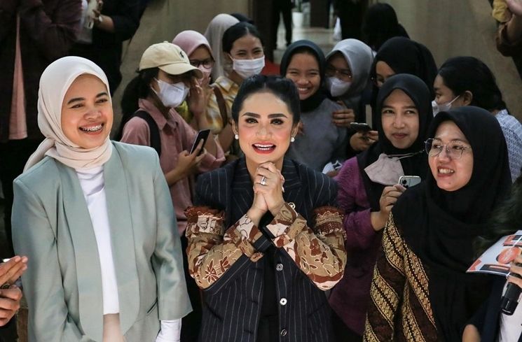 Momen Krisdayanti Jadi Dosen Tamu (Instagram/@krisdayantilemos)