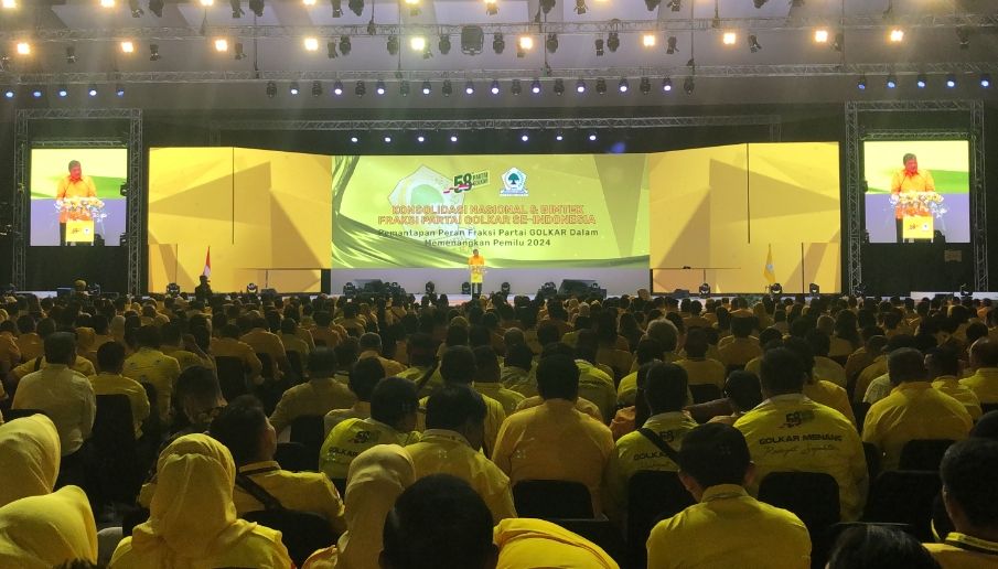 Kader Golkar mendengarkan pidato Ketum Airlangga Hartarto saat membuka Konsolidasi Nasional dan Bimtek Fraksi Partai Golkar se-Indonesia dalam rangka HUT ke-58  Partai Golkar di Jakarta International Expo Kemayoran, Kamis (20/10/2022). (Suara.com/Novian)