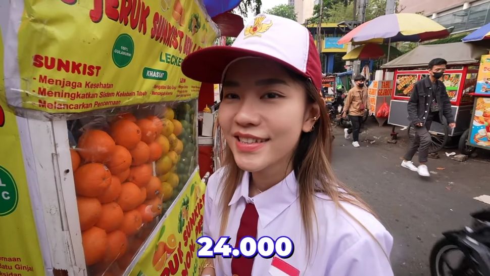 Jerome Polin dan Jessica Jane Borong Makanan Kaki Lima Dengan Uang 100 Ribu, Dapat Apa Aja? (Dok: YouTube/Nihongo Mantappu)