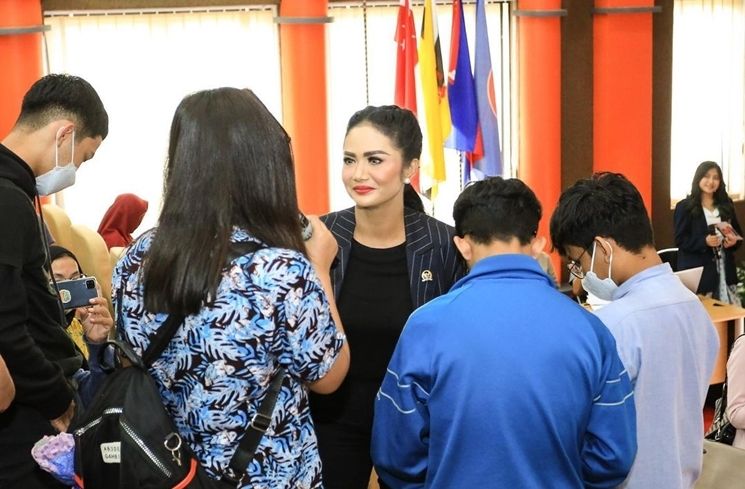 Momen Krisdayanti Jadi Dosen Tamu (Instagram/@krisdayantilemos)